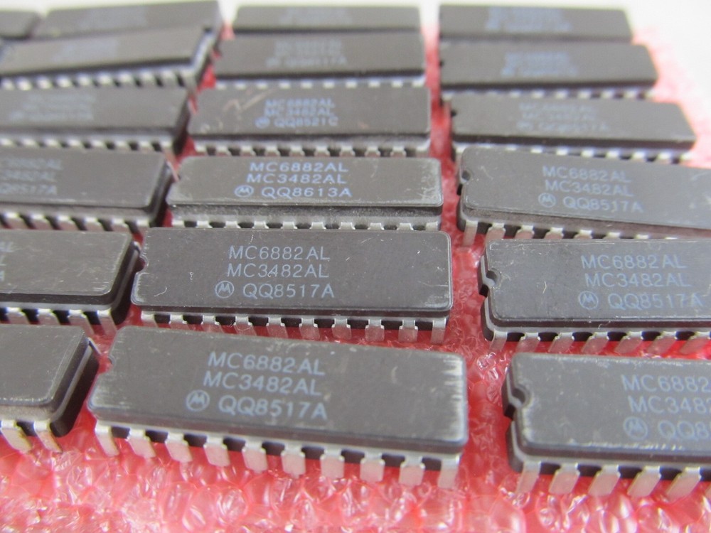 24x MC6882AL MOTOROLA CERAMIC IC