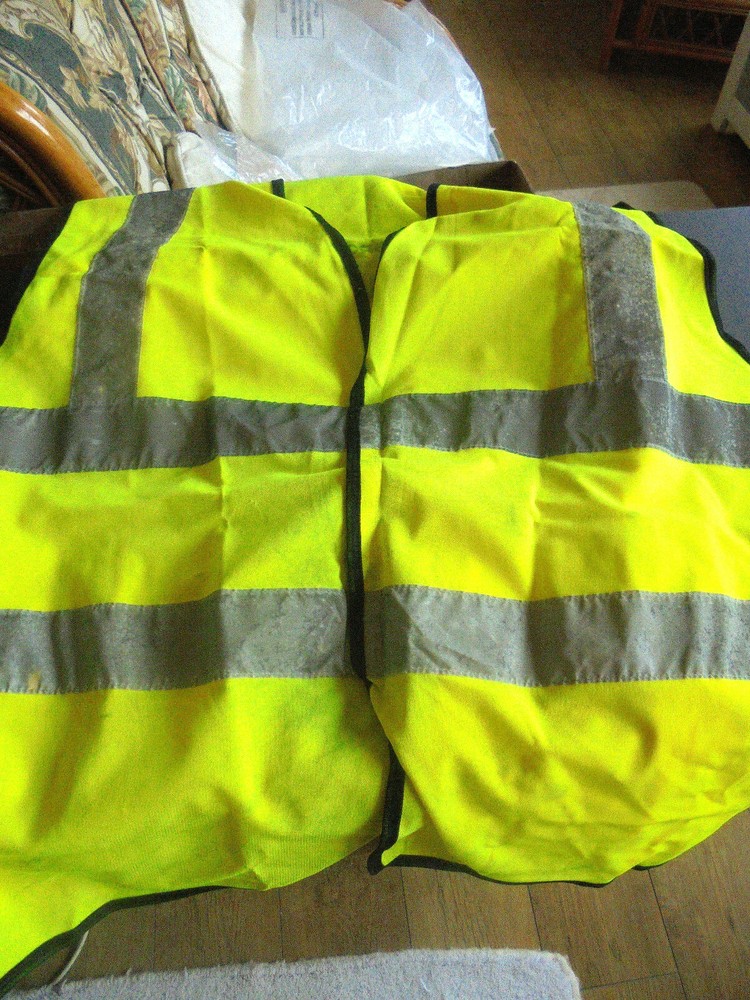 EMERGENCY WARNING TRIANGLE WITH A CASE,PLUS A HIGH VISIBILITY VEST