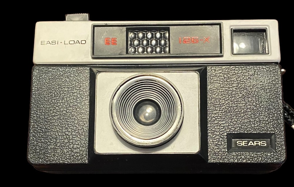 Sears vintage camera Easi Load EE 126-X with film inside untested