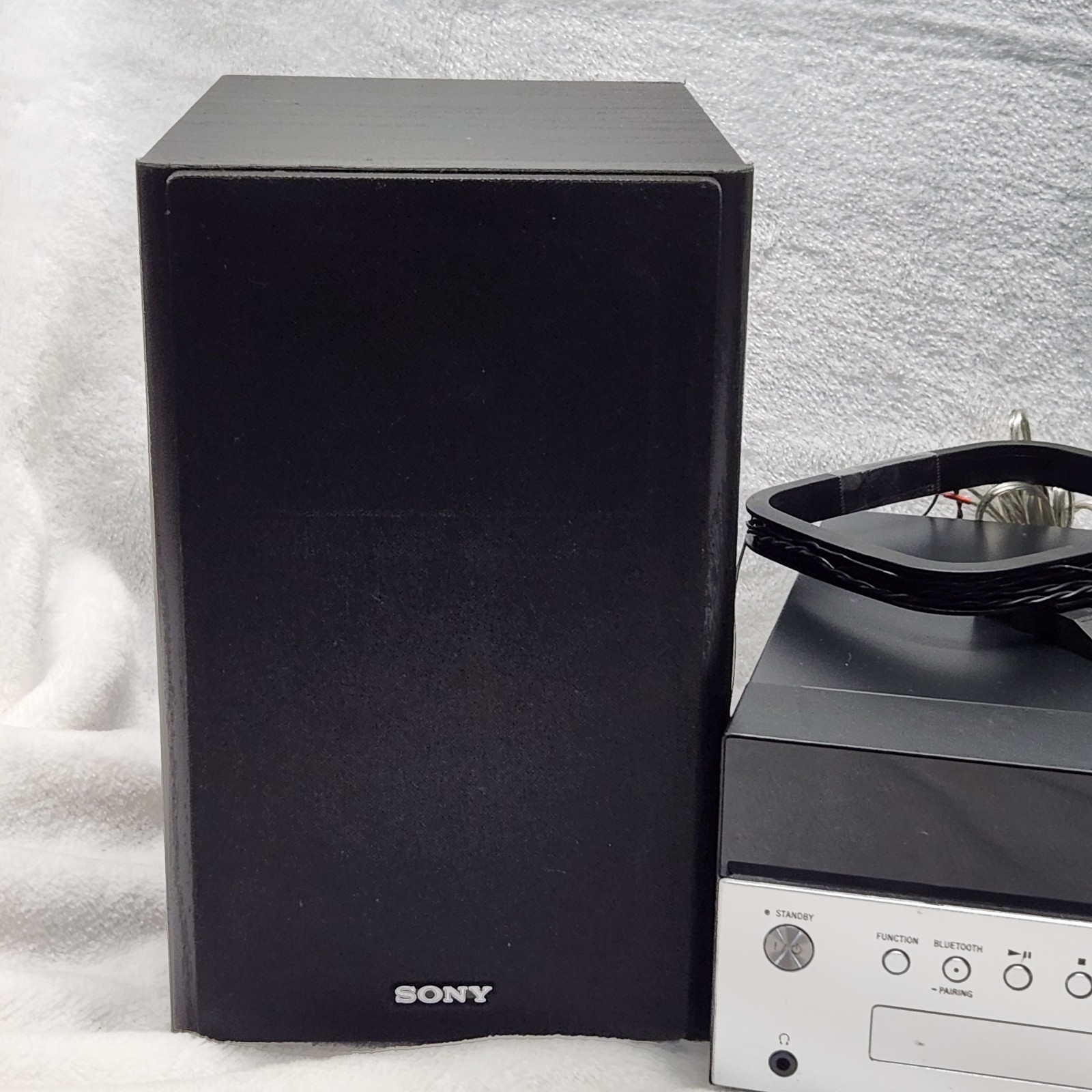 Sony CMT-SBT100 Stereo Sound System With Speakers CD/Radio/Bluetooth Works Great