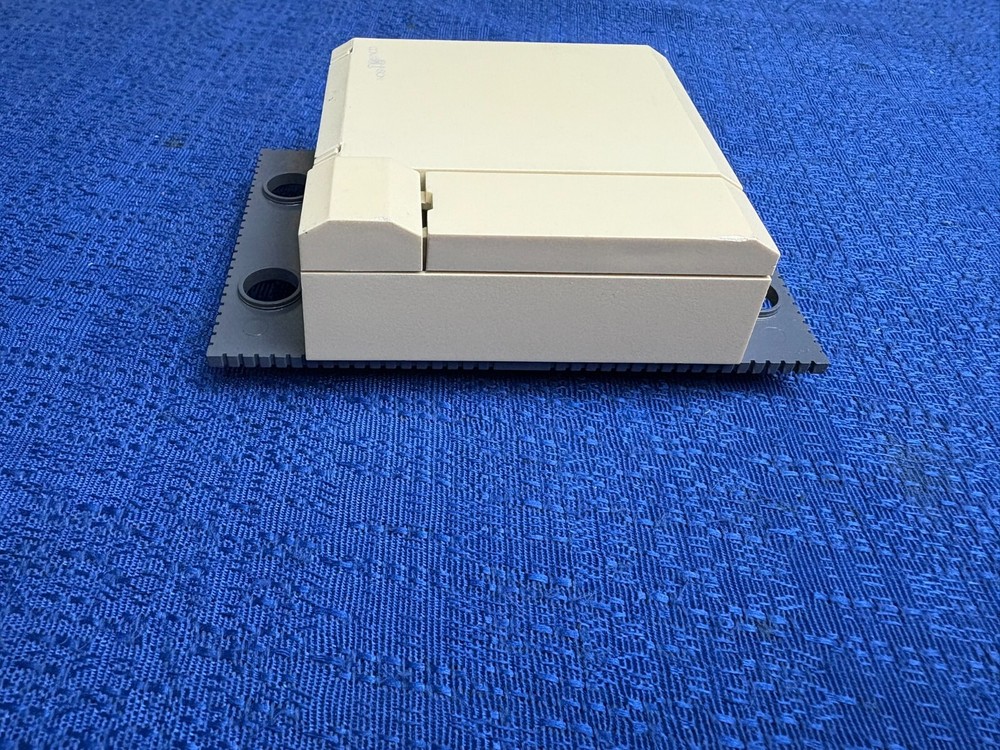 Johnson Controls 24-7705-2R2 / TE-6700 Series Wall-Mount Temperature Controller