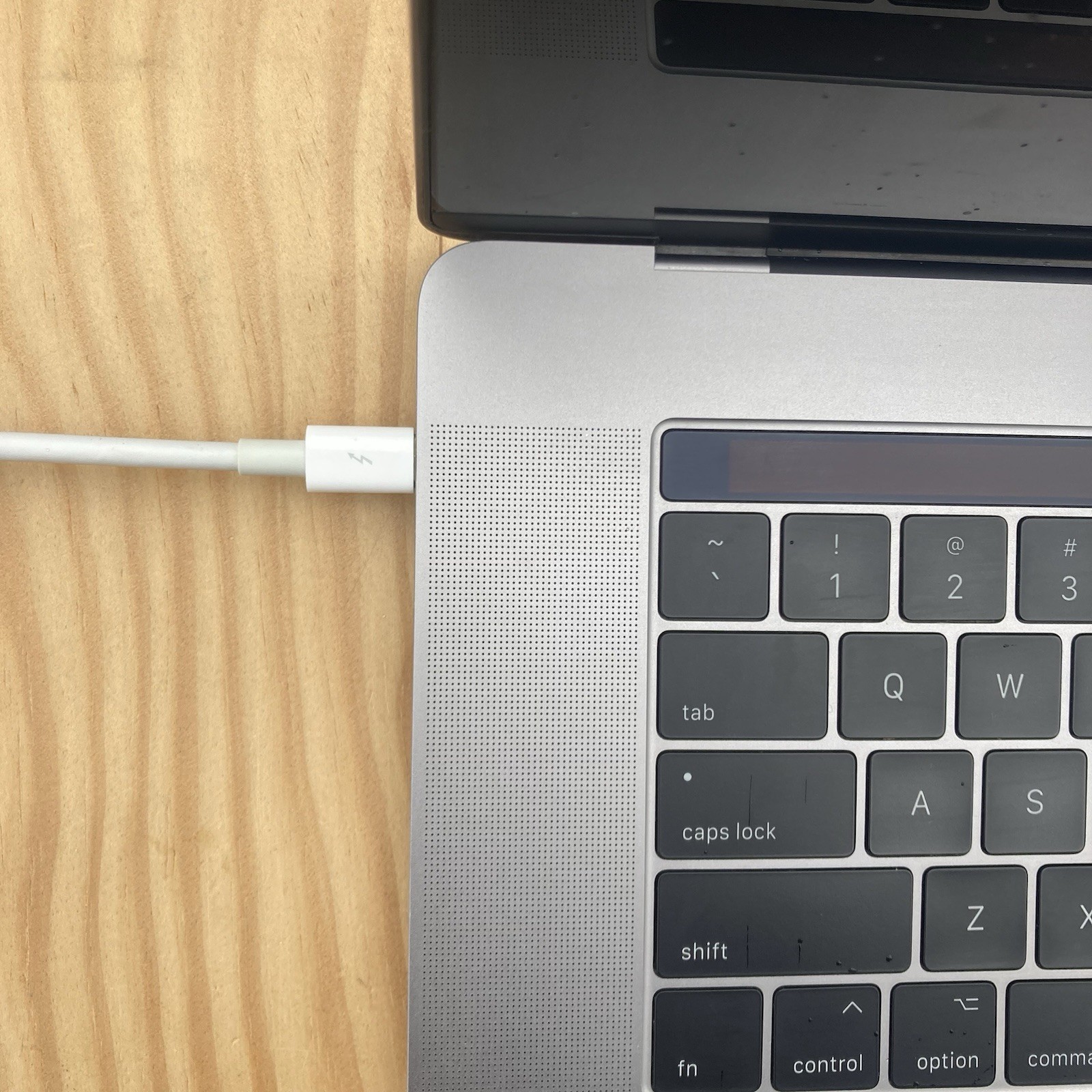 Original Genuine Apple A1790 Thunderbolt 3 (USB-C) to Thunderbolt 2 Adapter