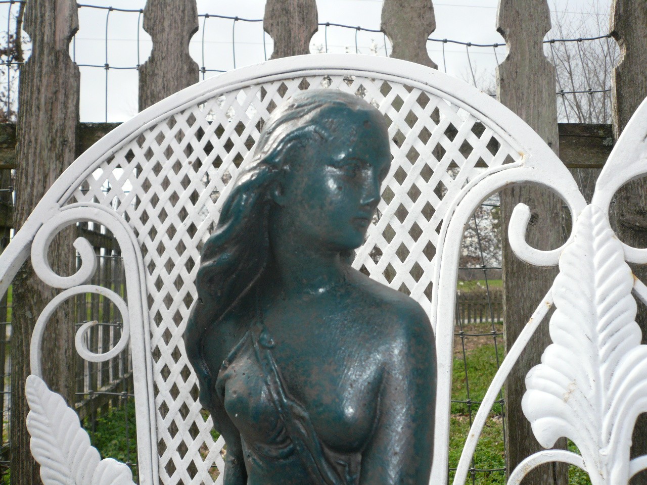 EXQUISITE MAIDEN ROCK SEASHELL VINTAGE CEMENT/CONCRETE GARDEN ORNAMENT 16" TALL