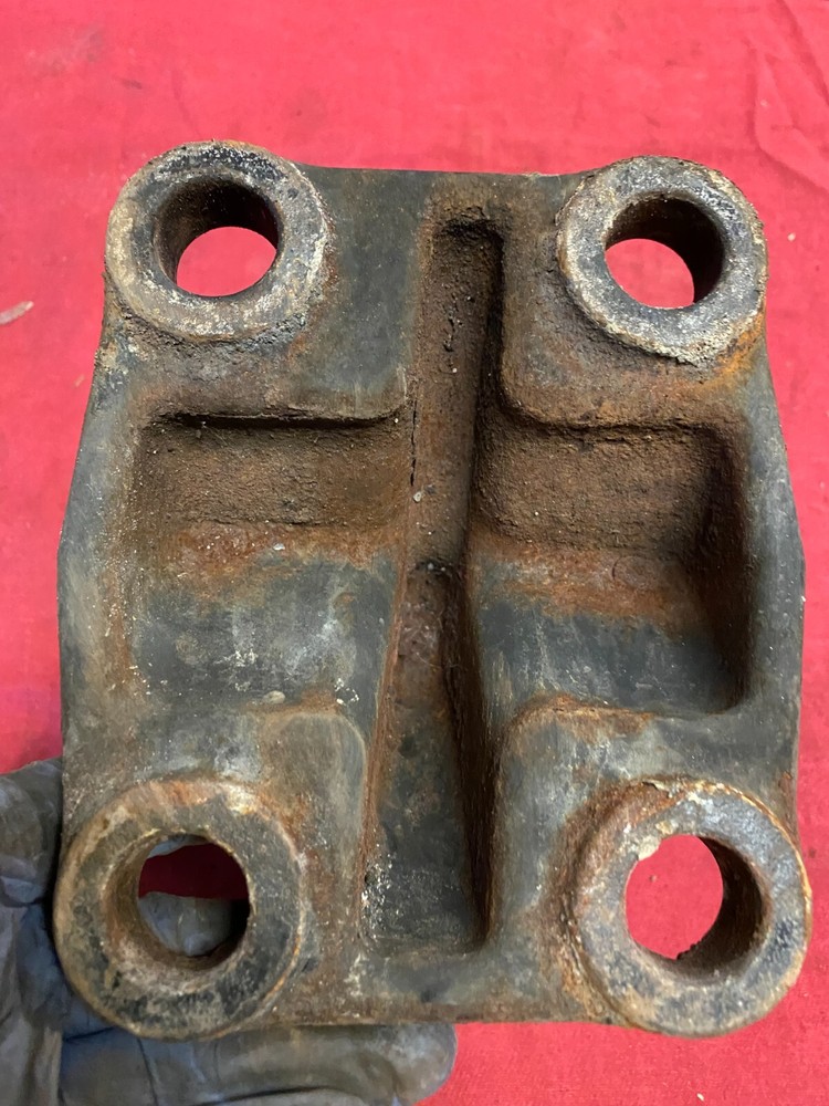 DD15, DETROIT DIESEL engine mount, BRACKET, SUPPORT, 01-32394-000