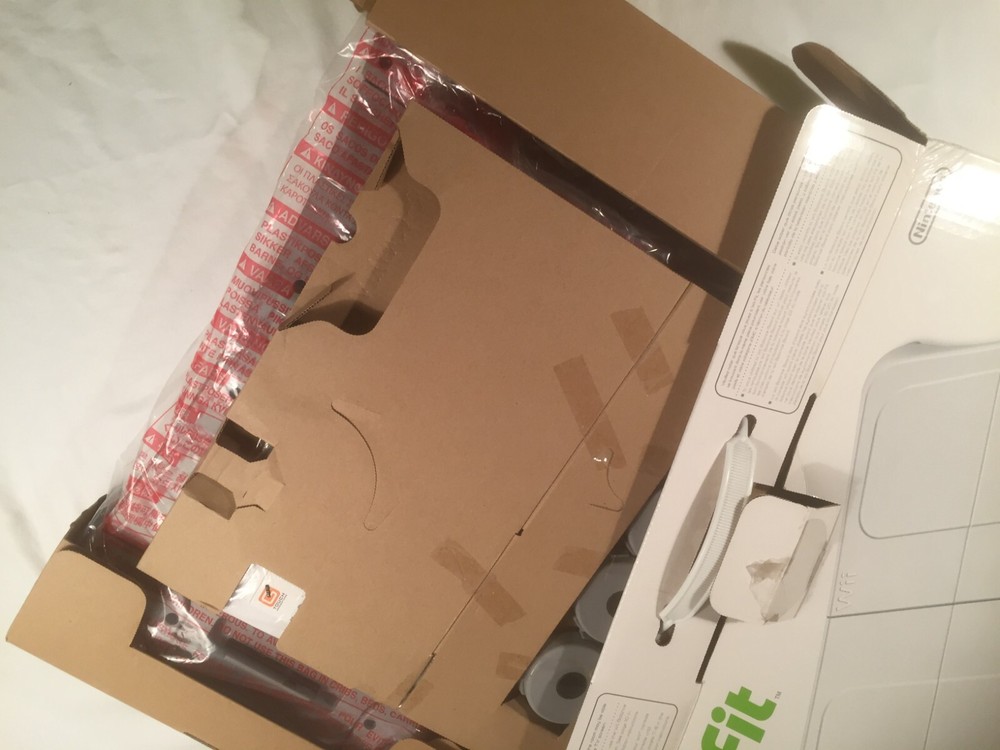 Wii FIT AND EXTRA SOFWARE - BOARD, FEET, ETC.