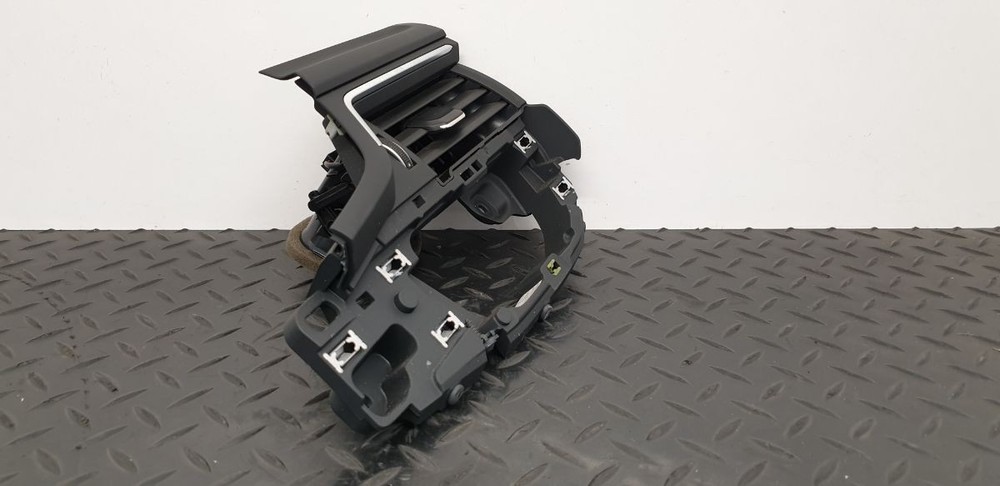 Audi A5 MK2 (B9) 2018 Dash Vent Right Side Outer 8W2820902B