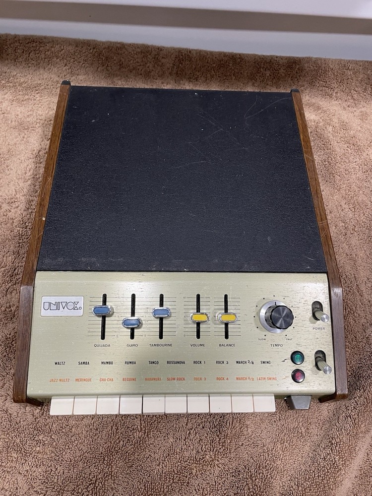 Unívox SR-95 Vintage Analog Drum Machine