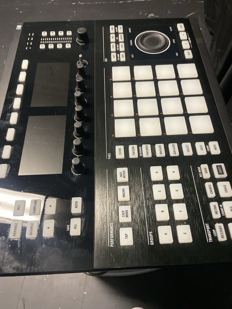 Native Instruments MASCHINE STUDIO Sampler & Sequencer Controller 16 Pad Black