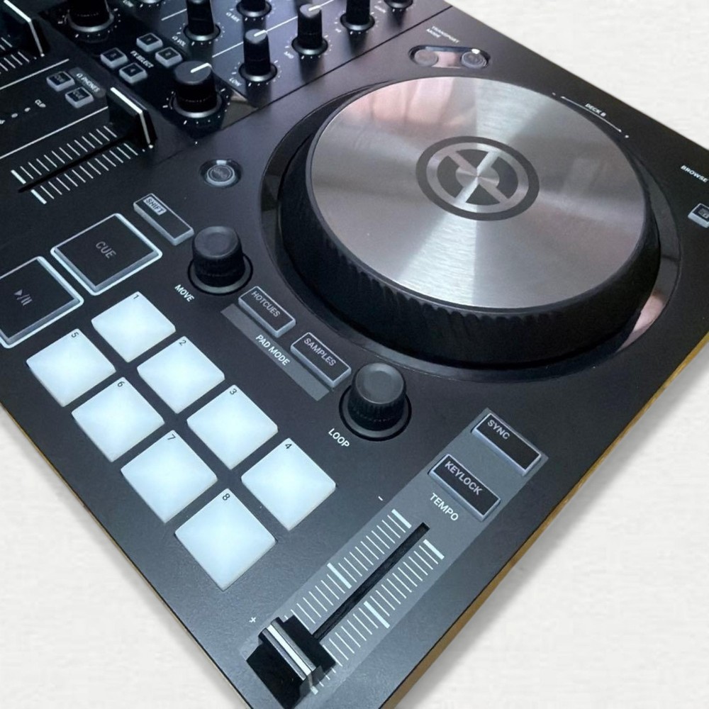 Native Instruments Traktor Kontrol S2 MK3 DJ Controller Tabletop 2-Channel Black