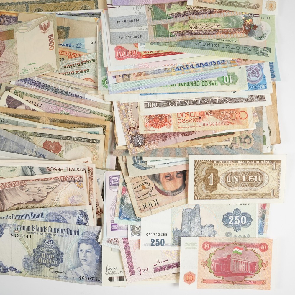 351x Assorted World/Foreign Bank Notes **Nice Assortment! 31206