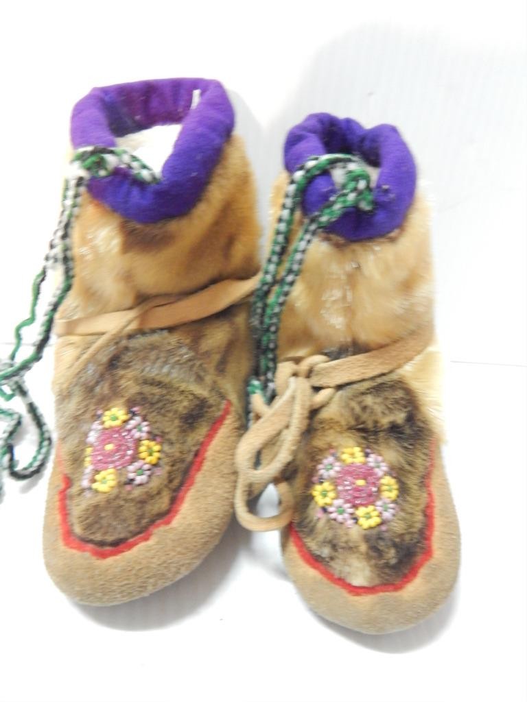 VINTAGE ALASKAN ESKIMO BEADED HI TOP MUKLIK CHILD SIZE MOCCASINS - CLEAN + NICE