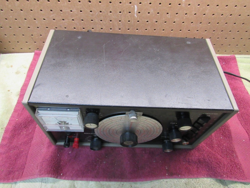 Vintage B & K Precision E-200D Solid State RF Signal Generator Dynascan