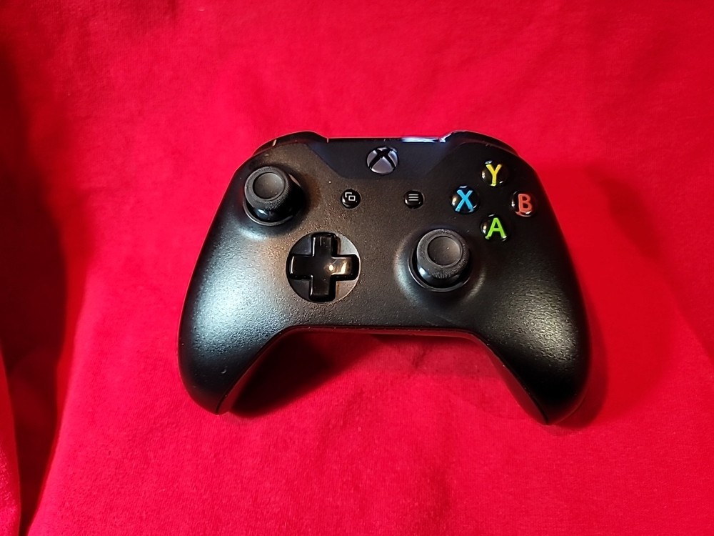 Xbox One Wireless Controller 1708 Black (New Joysticks) Check Description