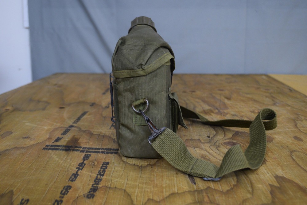 Vintage US Military 2 Quart Collapsible Canteen Cover Pile Lining Strap Case