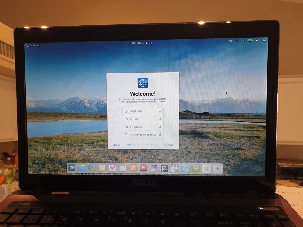 Linux ElementaryOS V8.1, 64-bit, Bootable Live and Install USB Flash Drive