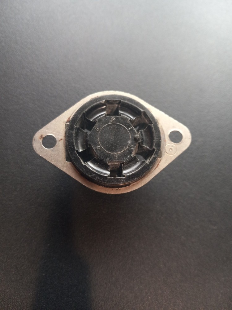 QTY 1 NOS Amphenol Black 6-Pin Octal Type Tube Socket