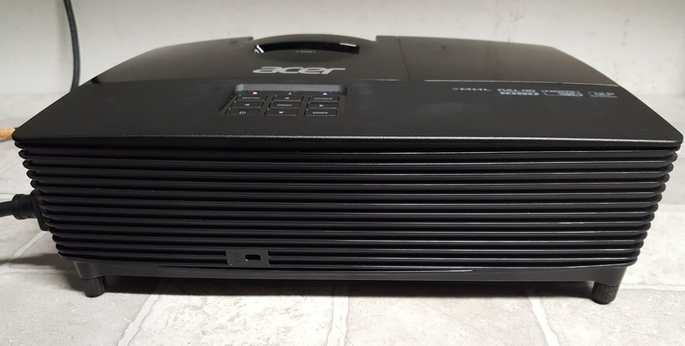 Acer D1P1404 Projector w/Bag Hdmi & Cables