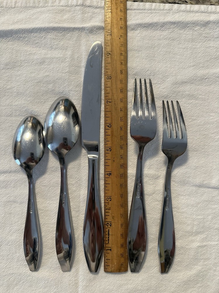 Oneida Comet Stainless Flatware 5 Pc Setting Retired Pattern Glossy Modern SW333