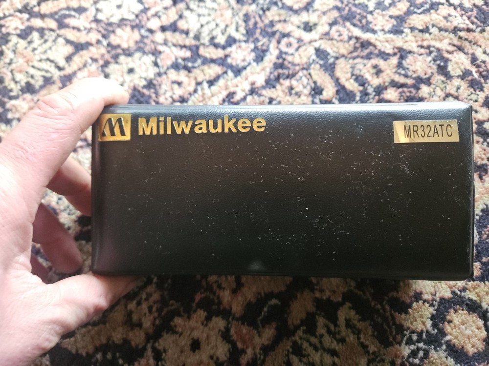 MILWAUKEE MR32ATC HANDHELD BRIX REFRACTOMETER 0-32% ATC WITH CASE AND TOOL