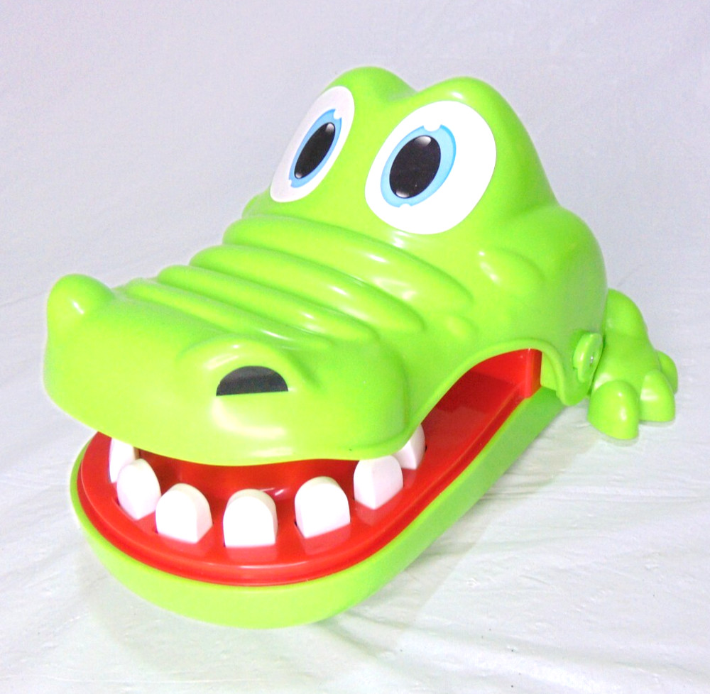 2018 Hasbro ALLIGATOR TEETH GAME - BITING FINGER GAME Fun! Large