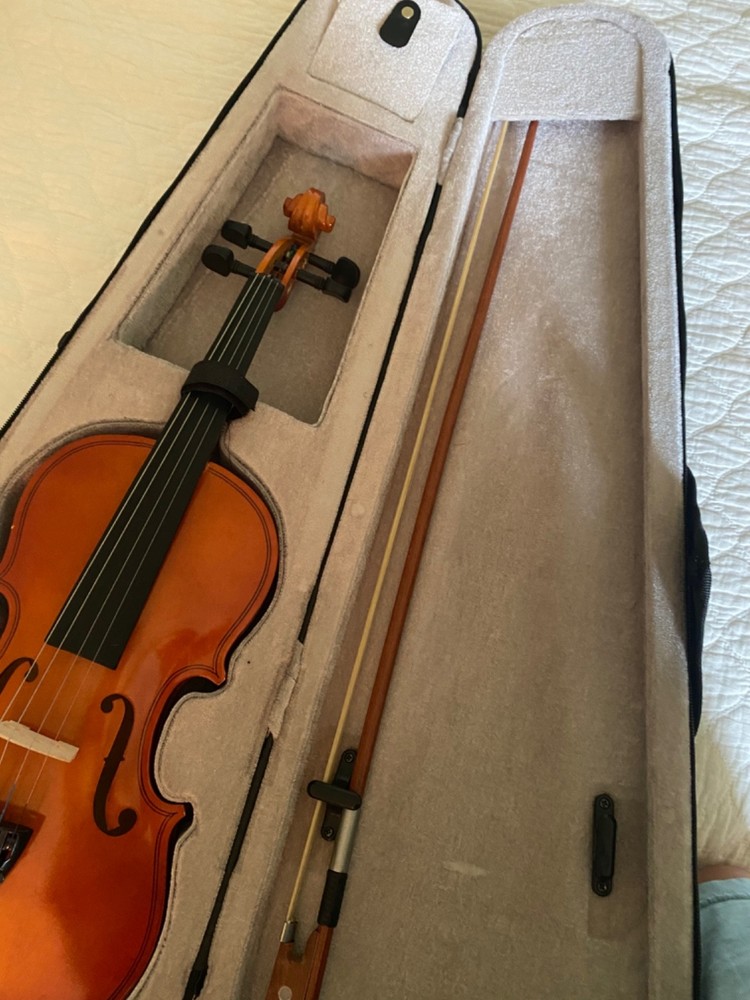 Light brown violin with bow and resin