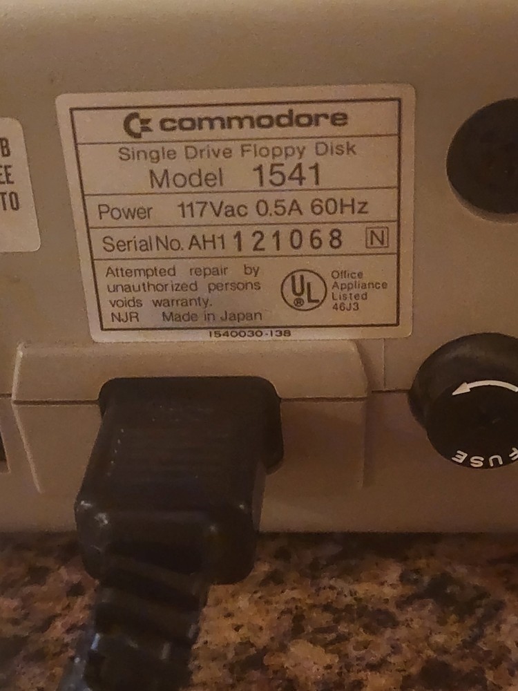 Commodore 64 5.25" Floppy Disk Drive VIC-1541 POWERS ON with cables