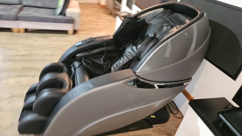 Infinity Genesis massage chair in excellent condition. barely used.
