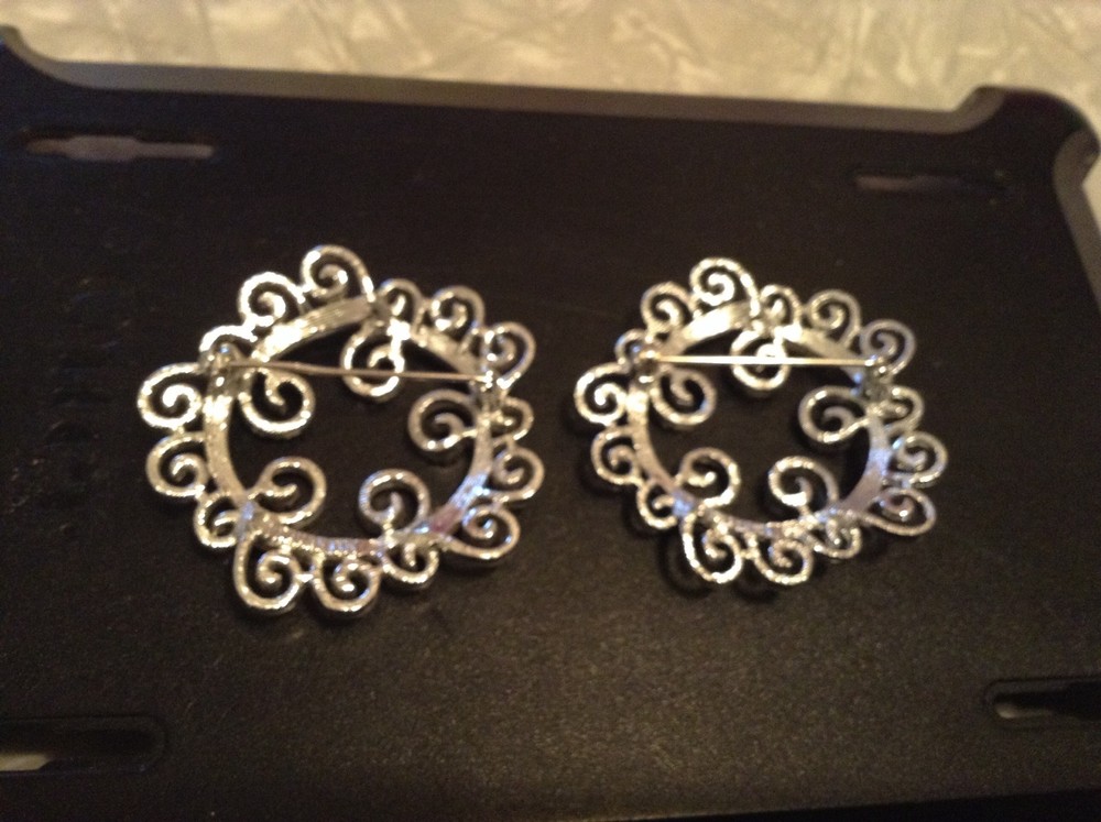 2 matching silver fashion pins