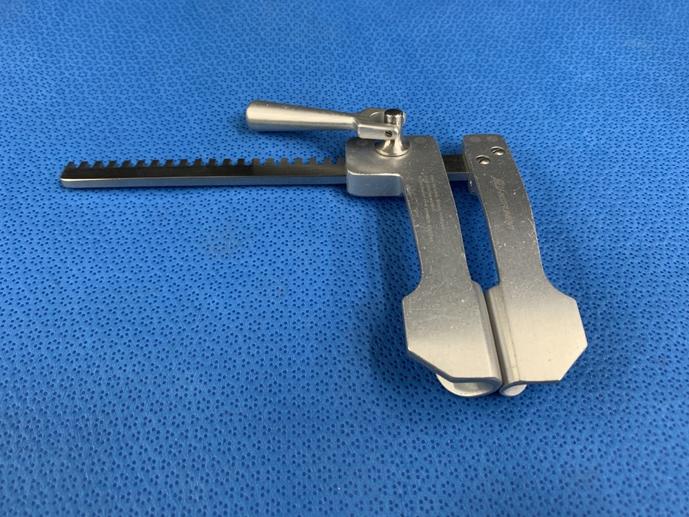 V. Mueller CH-1287 Retractors