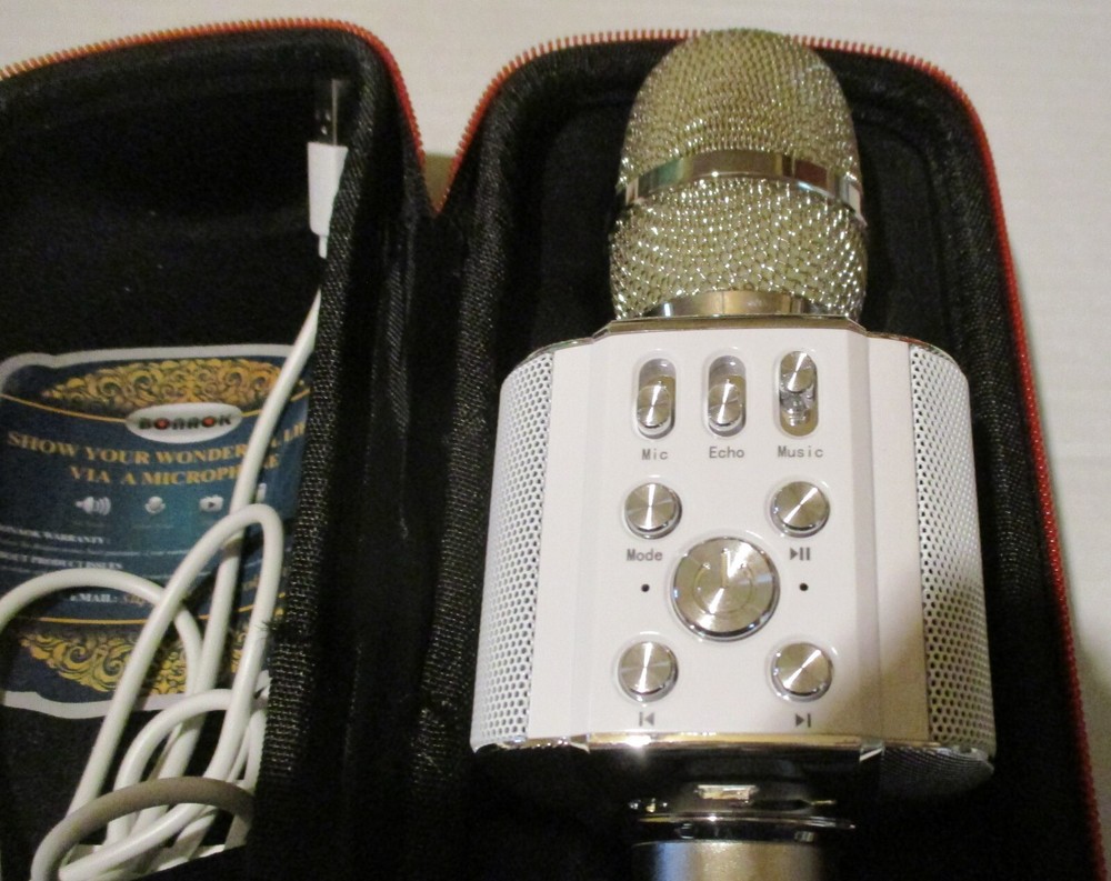 Bonaok White Q36 Wireless Microphone Case User Manual and Cable