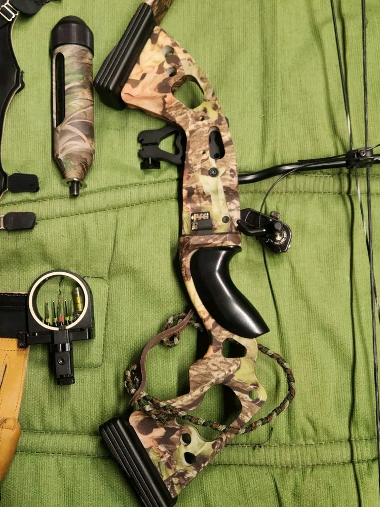 PSE Triton Bow, Complete Setup, EUC, 29" Draw, 70 Lbs Max, W/Arrows & Soft Case