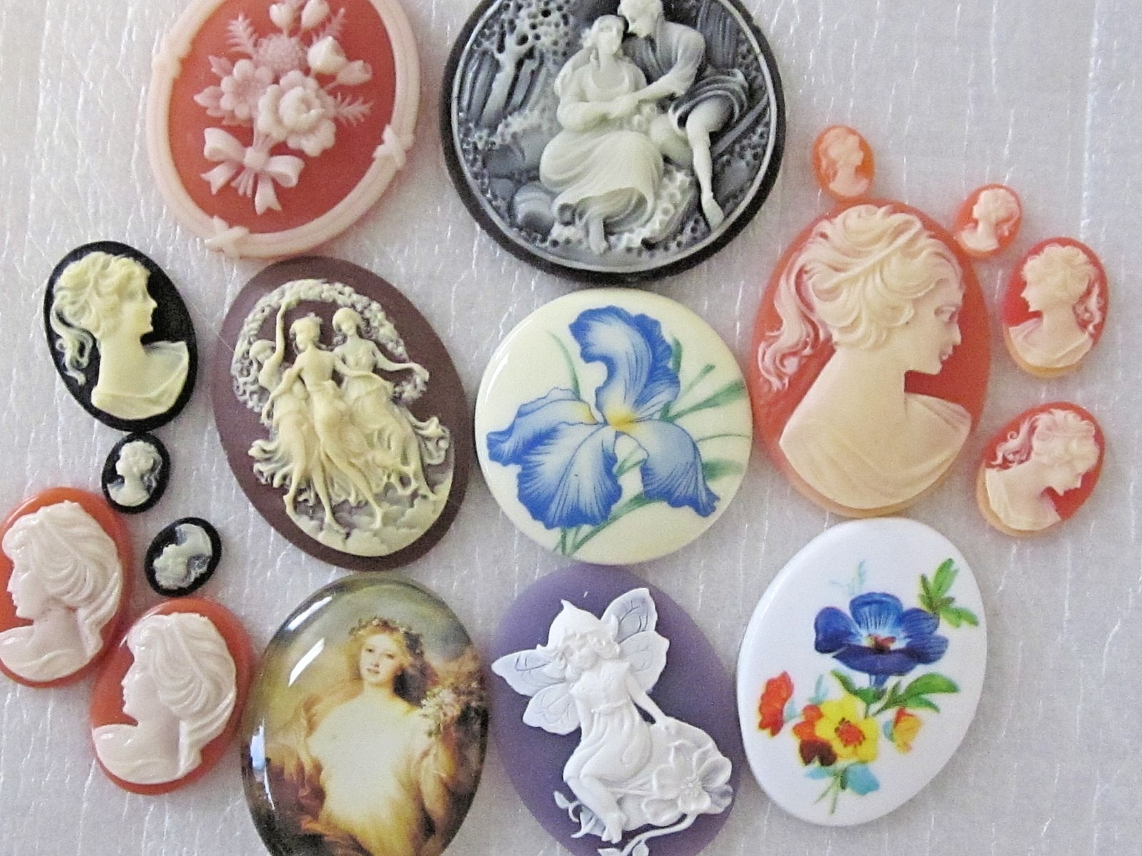 * SALE* VTG CAMEOS 40x30mm HUGE 17piece LOT JEWELRY RESIN FINDINGS REPAIR CRAFTS