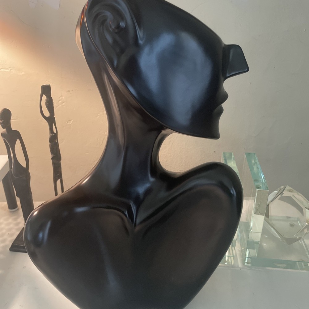 black mannequin head