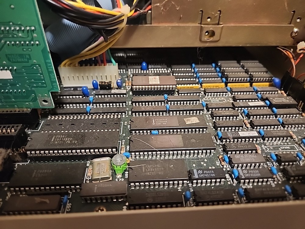 Vintage Desktop PC Leading Edge Model DC-2012 Computer Powers On