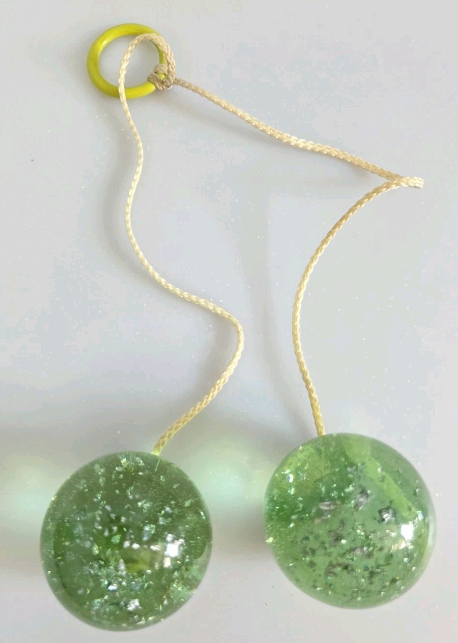 Vintage CLACKERS Click Clack Klik Klaks Ker-Knockers Balls 1960's Gitter Green