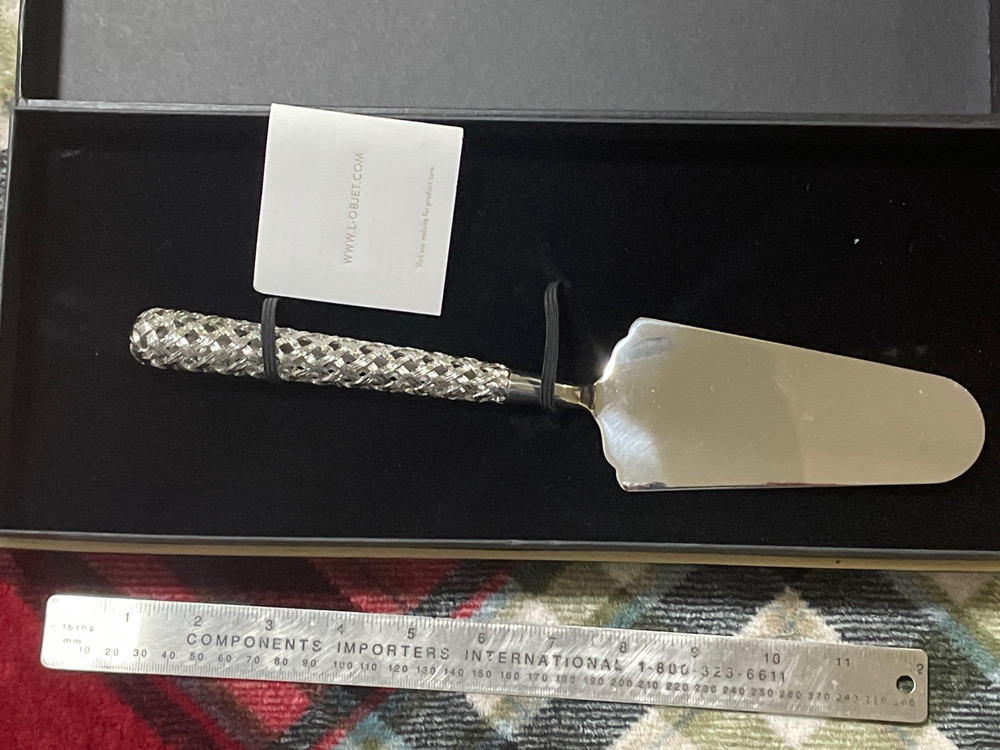L'OBJET  HOLLOW BRAID CAKE SERVER