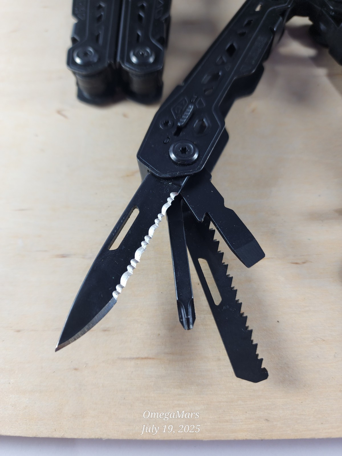 Gerber Truss 17-in-1 Multi Tool One(1) per order, great conditions! Black Truss