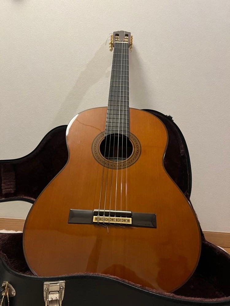 Yamaha CGN2 Classical Guitar With Hard Case Excellent Condition