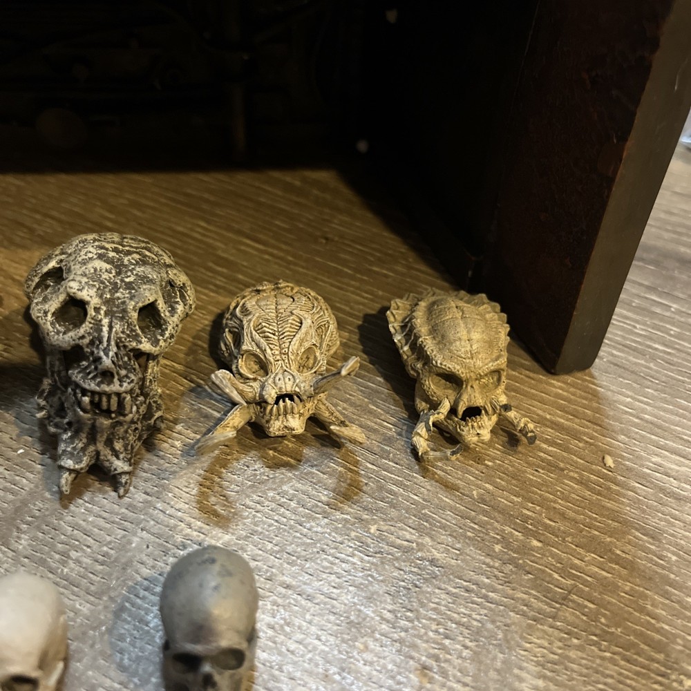 NECA Predator 2 Trophy Wall Diorama + Trophy Skull Pack READ