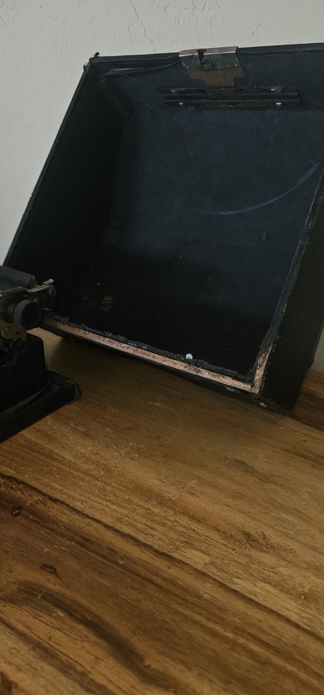 UNDERWOOD Portable Typewriter w/Case