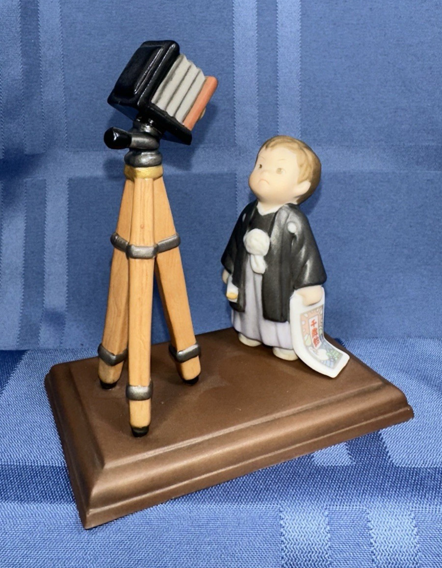 Precious Memory Porcelain JOYOUS 7-5-3 Ceremony  Figurine  "Unfamiliar Camera"