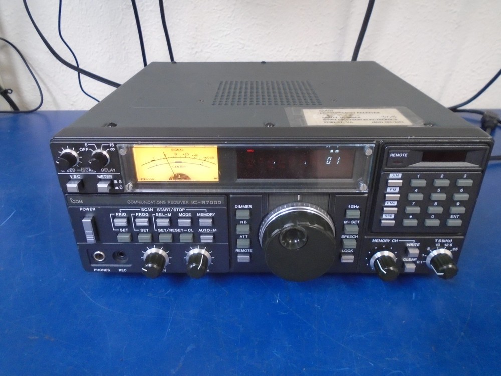 ICOM IC-R7000 Communications Receiver