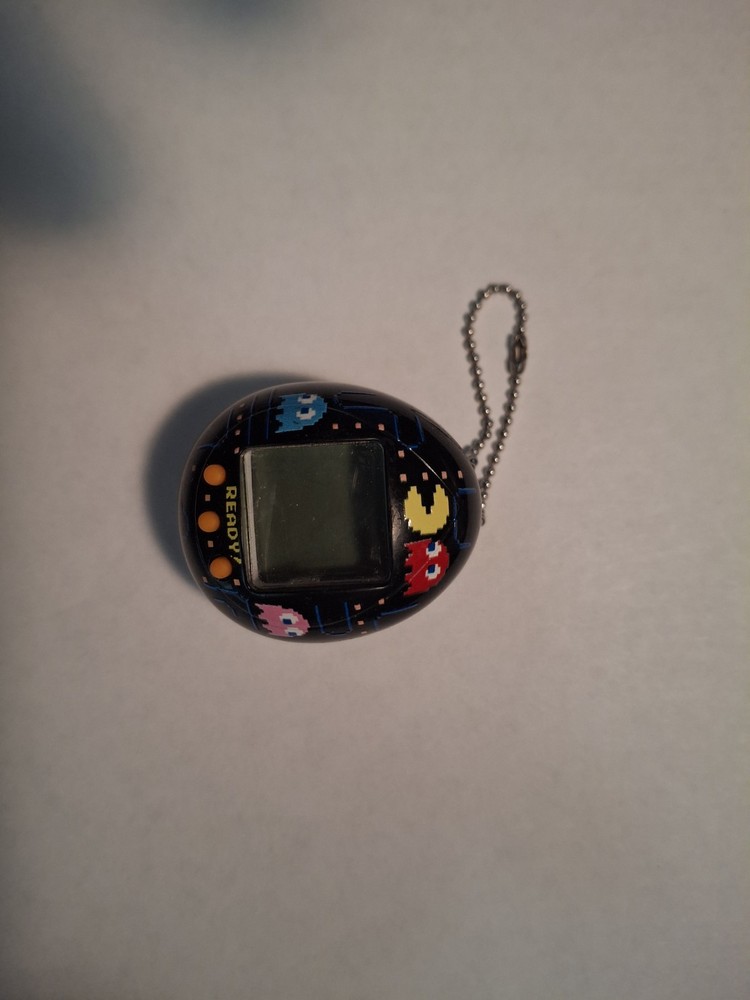 PAC-MAN TINY  1.5" BATTERY OPERATED GAME ON CHAIN