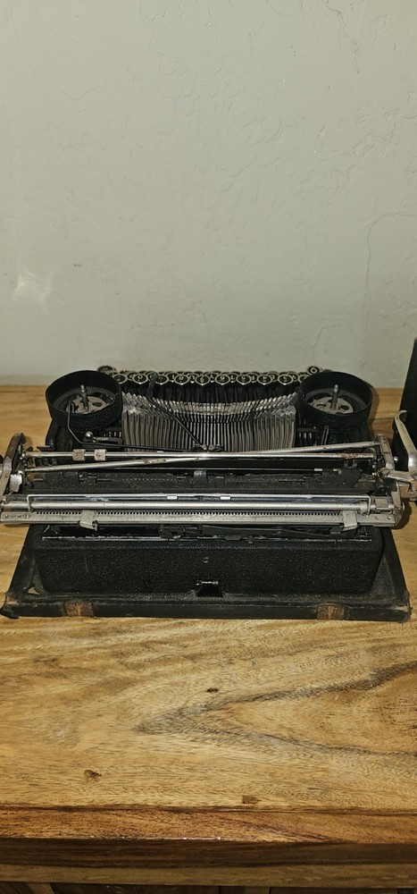 UNDERWOOD Portable Typewriter w/Case