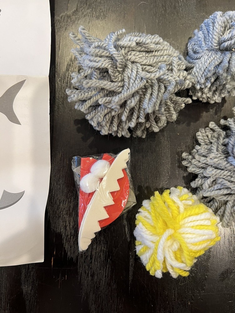 Shark Requin Cuddly Pom Kit