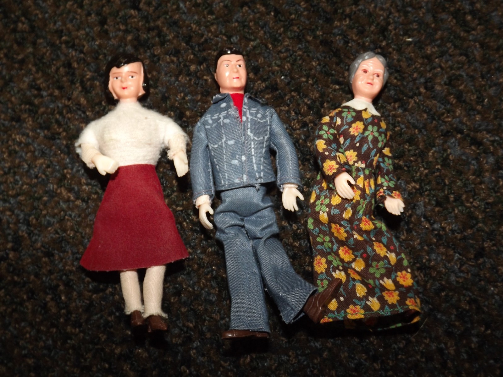 VINTAGE TOY MINIATURE DOLLS & FURNITURE LOT