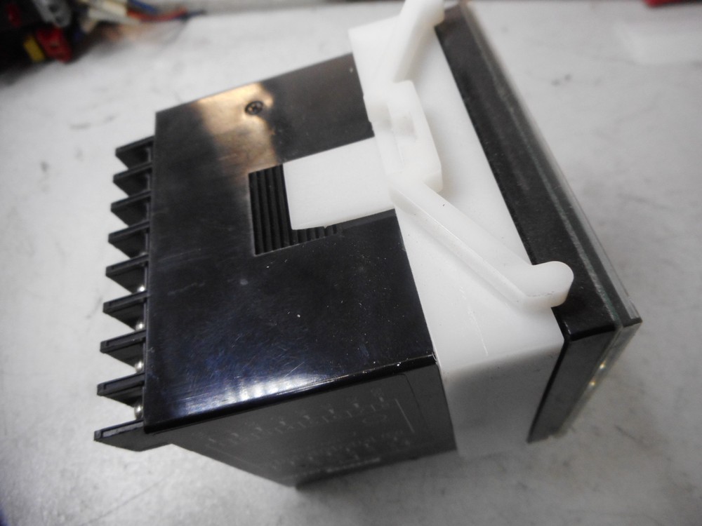 SONY DIGITAL PANEL DISPLAY -- 5 DIGIT BACKLIT LCD - 1 CHANNEL INPUT -- LT10-105B