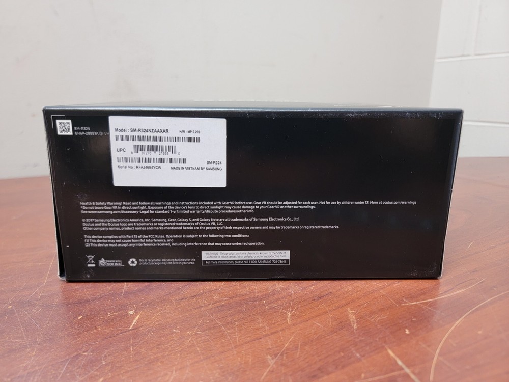 Samsung Gear VR Powered By Oculus Virtual Headset W/Controller SM-R324
