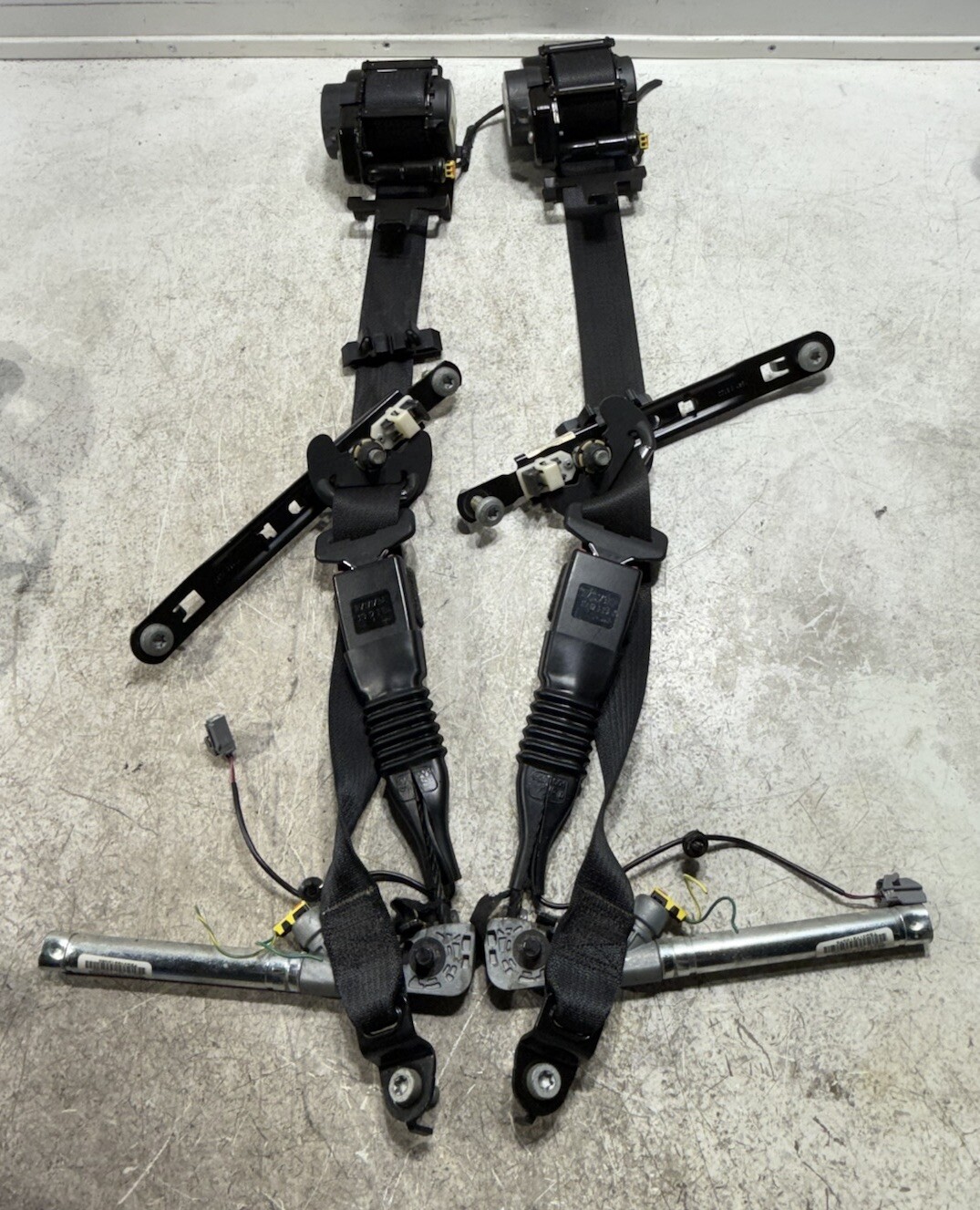 2011 - 2019 Dodge Charger Chrysler 300  Front Seat Belt Pair With Buckle OEM