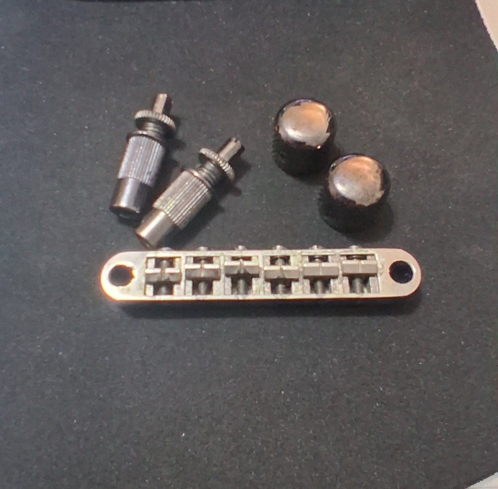 Sung-Il BM003 Tune-o-matic Bridge w/ Mounting Posts, Bushings & 2 Control Knobs.